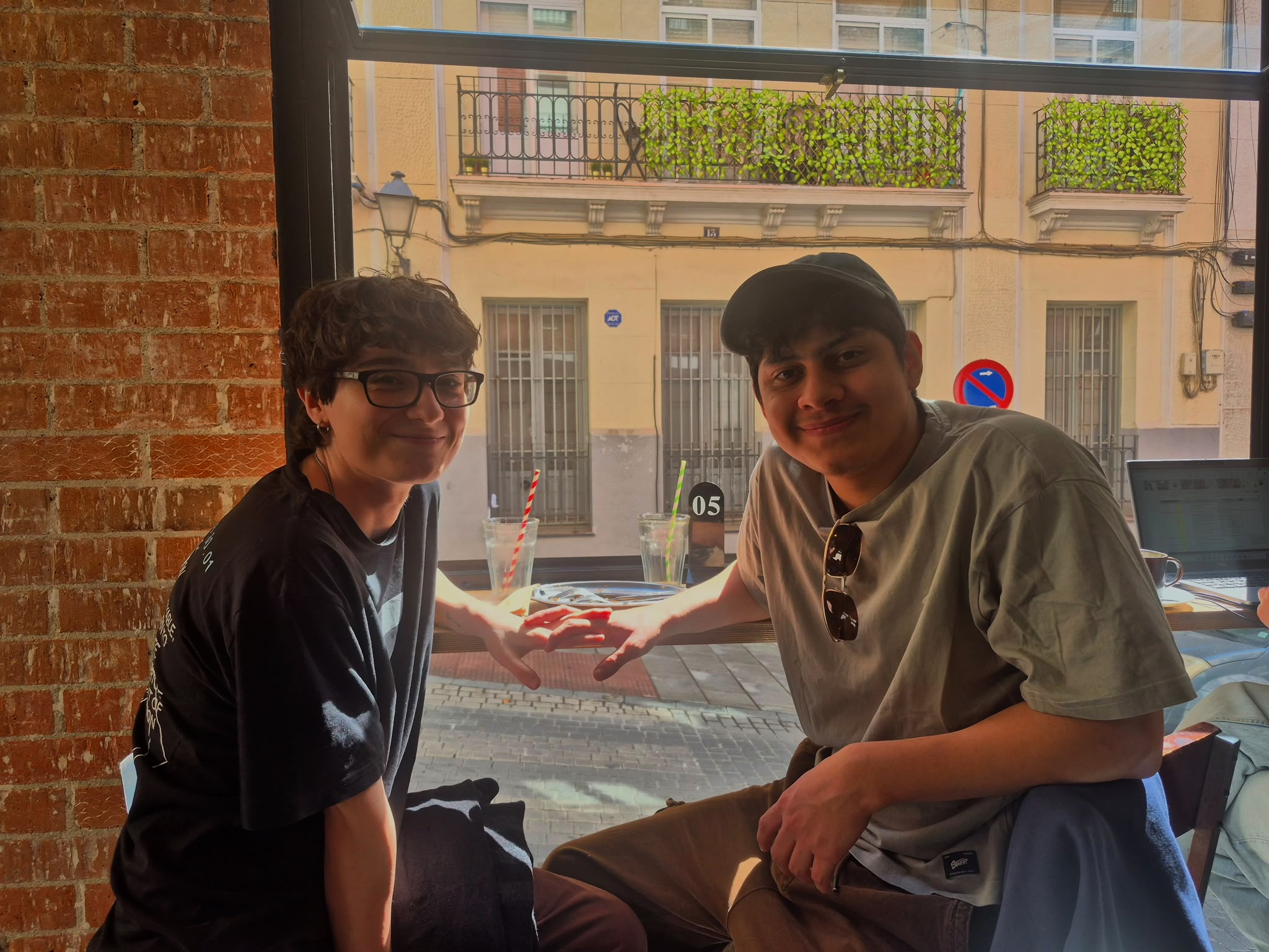 Los dos creadores de Catos Media grabando en una cafetería